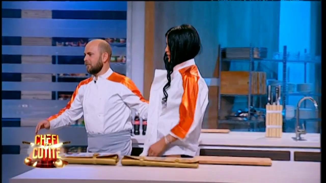 Daniela Crudu, sexy &icirc;n bucătărie! Daniela Crudu: Dorm şi &icirc;ncălţată