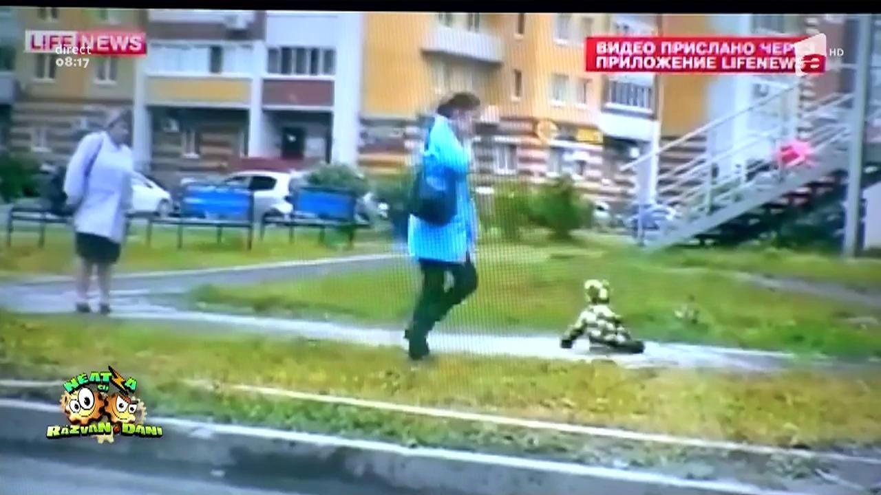 Smiley news: O bunică din Rusia se chinuie să-şi scoată nepotul dintr-o baltă