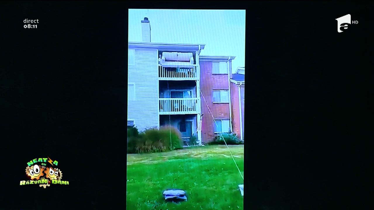 Smiley news: De luat &icirc;n calcul. Iată cum au ales să coboare canapeaua de la balcon