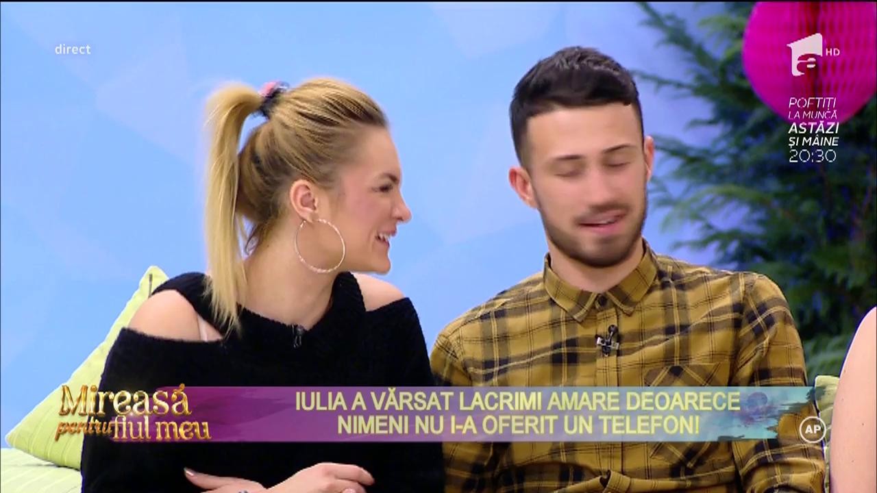 Iulia a vărsat lacrimi amare deoarece nimeni nu i-a oferit un telefon!