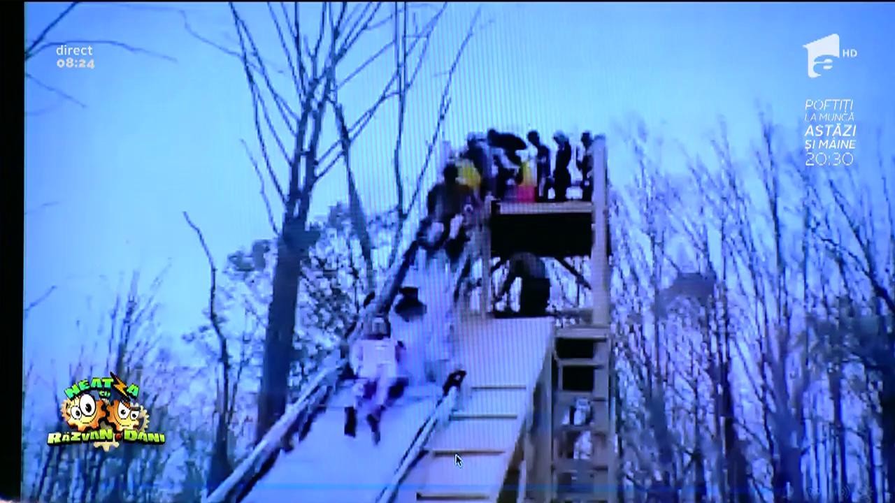 Noul sport naţional din SUA - săritură pe toboganul cu apă
