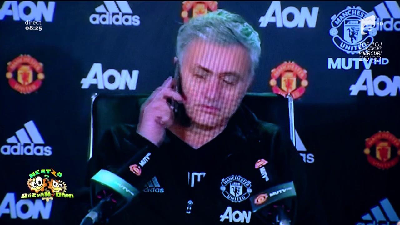 Smiley News: Jose Mourinho e pus pe glume. Iată ce a pățit un jurnalist la o conferință de presă