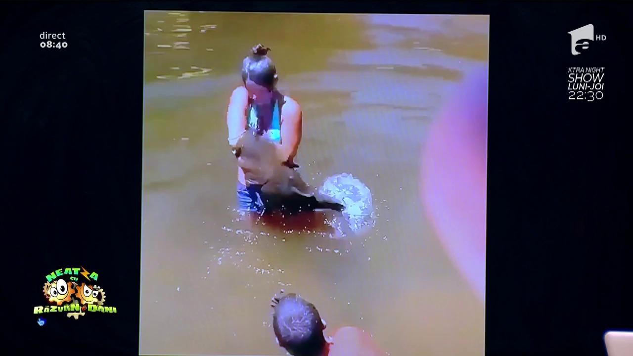 Smiley News: Cel mai tare pescar, o femeie. A prins un pește uriaș cu m&acirc;inile goale