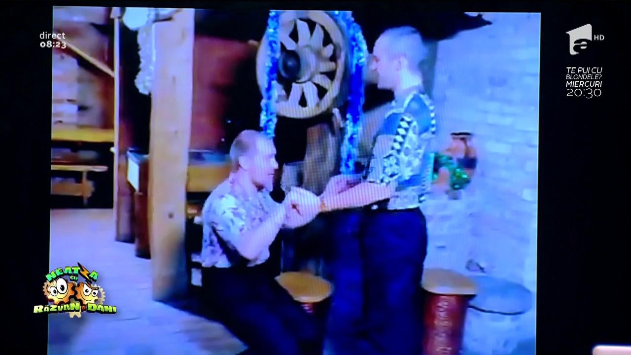 Smiley News: C&acirc;ntăreți sau marionete? Iată un videoclip amuzant cu dansatori pe măsură