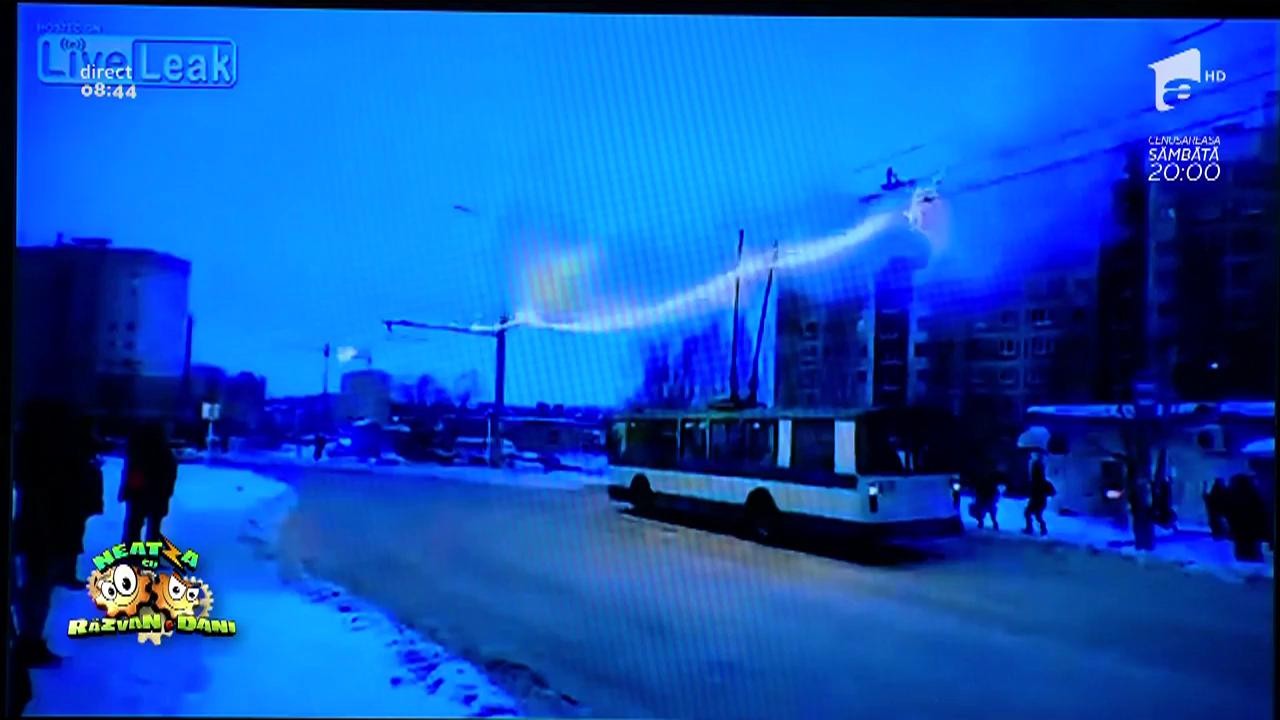 Smiley News: Cablu electric &icirc;n flăcări. Zici că sunt luminițele de Crăciun!