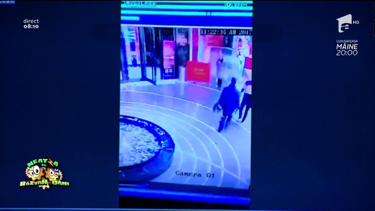 Smiley News: Atenţie, c&acirc;nd vorbeşti la telefon &icirc;n mall! Poţi să cazi &icirc;ntr-o f&acirc;nt&acirc;nă!