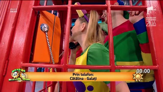 R&acirc;zi cu lacrimi! Gaşca Zurli, &icirc;nghesuită &icirc;ntr-o cabină telefonică