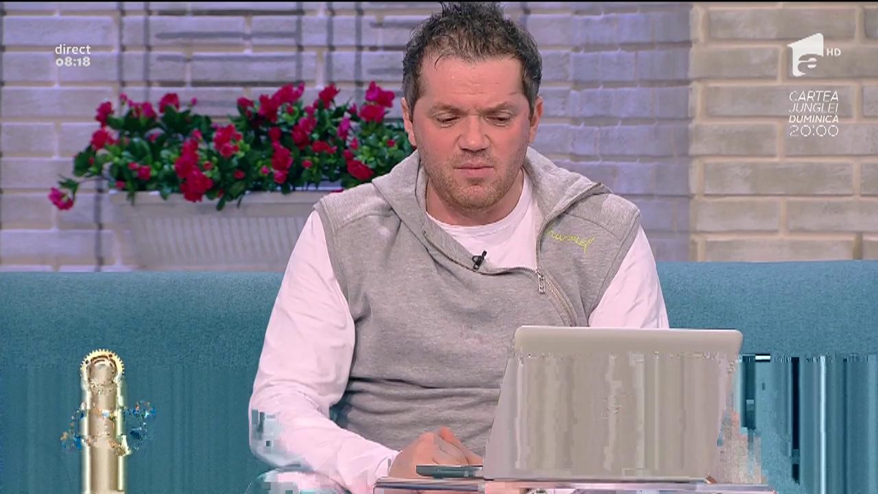 R&acirc;zi cu lacrimi! Un băieţel extrem de simpatic se joacă &icirc;ntr-o baltă de noroi