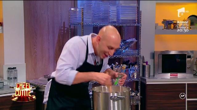 Să fie o cad&acirc;nă din &rdquo;1001 de nopți&rdquo;? A &icirc;nvățat rom&acirc;nește ca să comunice cu chefii &icirc;n limba noastră: &rdquo;Da, sunt trei cuțite, 1, 2, 3!&rdquo;