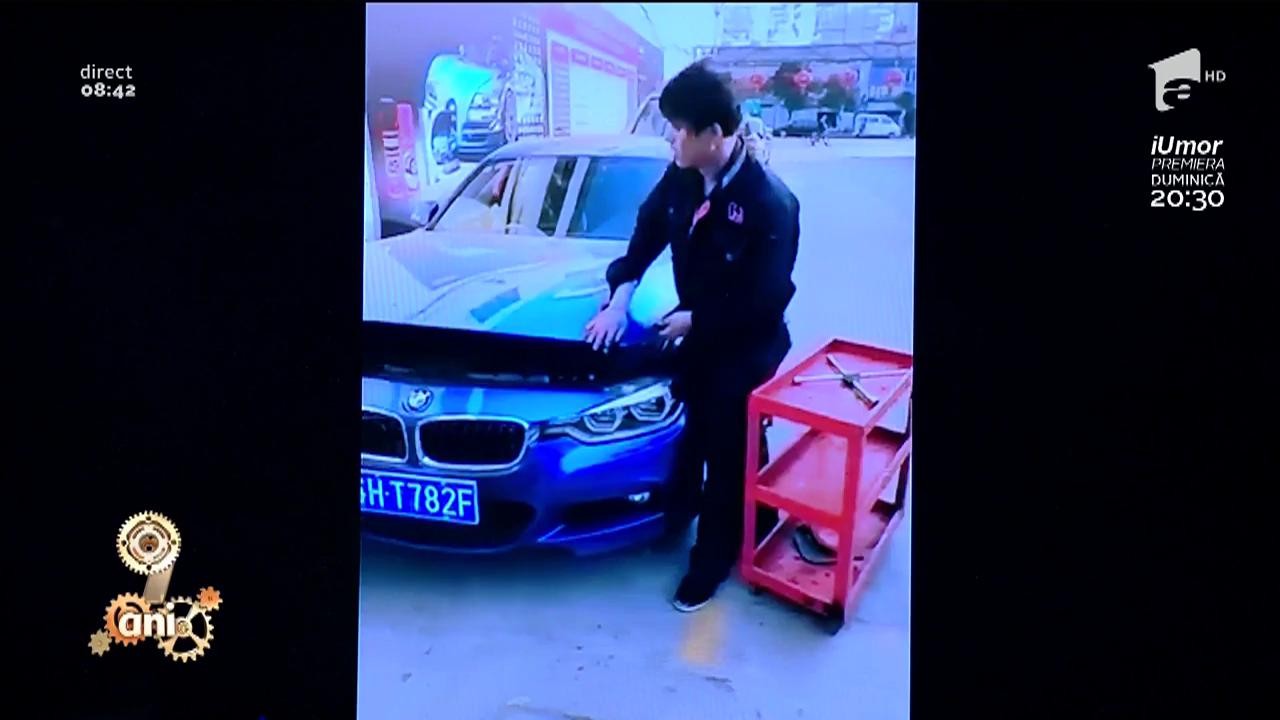 Smiley News: R&acirc;zi cu lacrimi! Colegul și capota la mașină care nu se &icirc;nchide