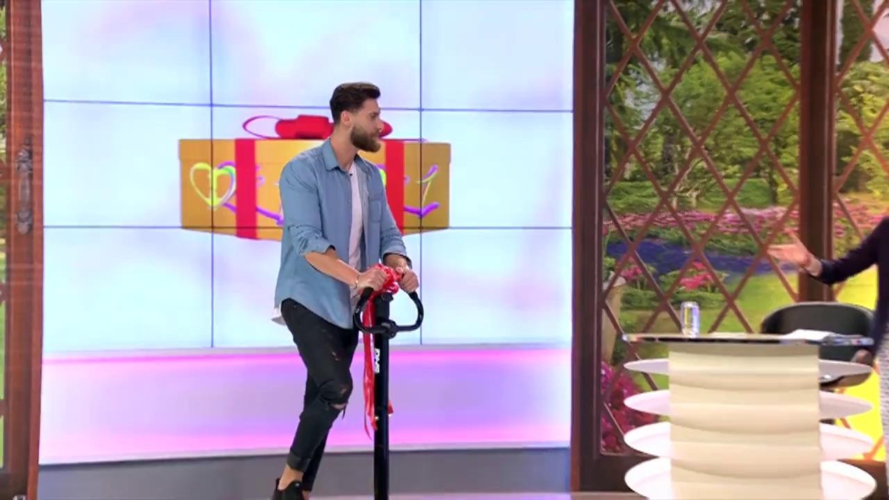 Robert Popescu și-a arătat abdomenul! Mirela Boureanu Vaida: &rdquo;Să vedeți ce ochi au făcut fetele de după paravan!&rdquo;