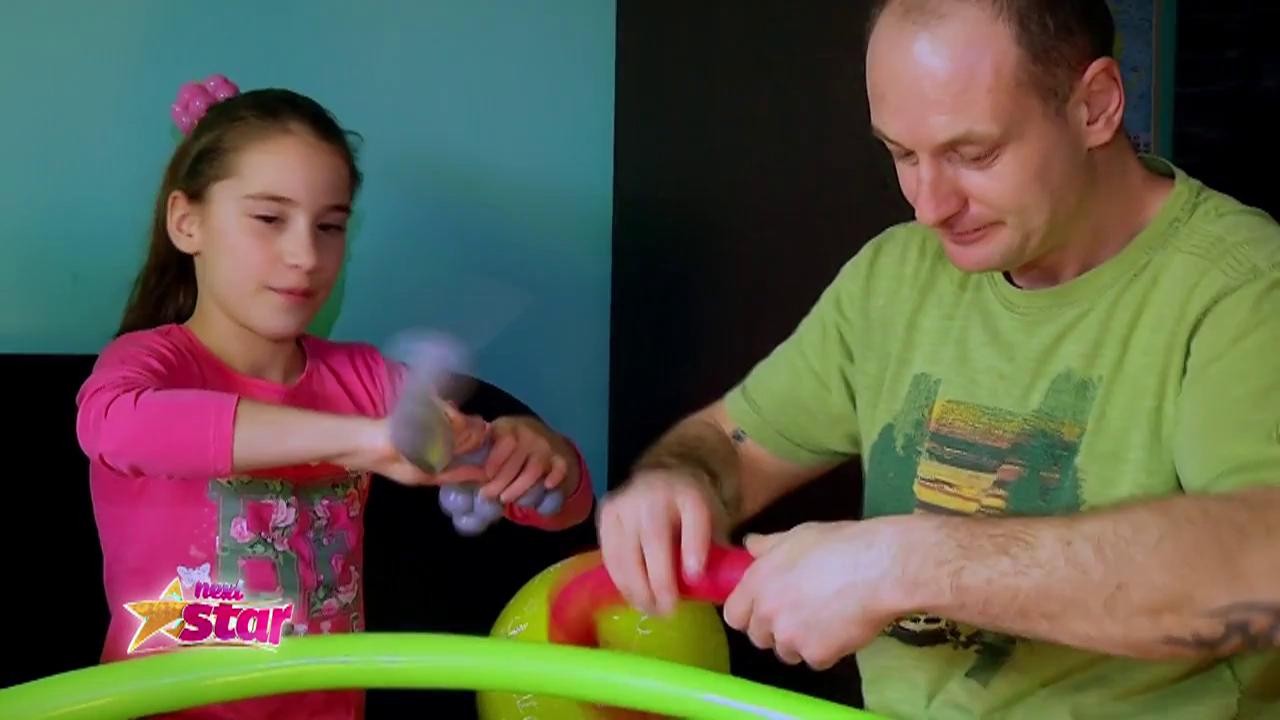 Kira, Ștefan și Karina, din București au învățat să realizeze forme din baloane de la tatăl lor