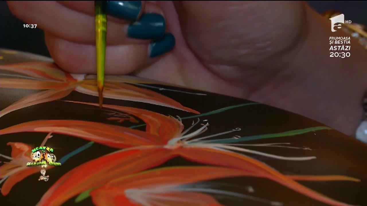 O absolventă de arhitectură vinde genți pictate manual de mii de euro pe lună