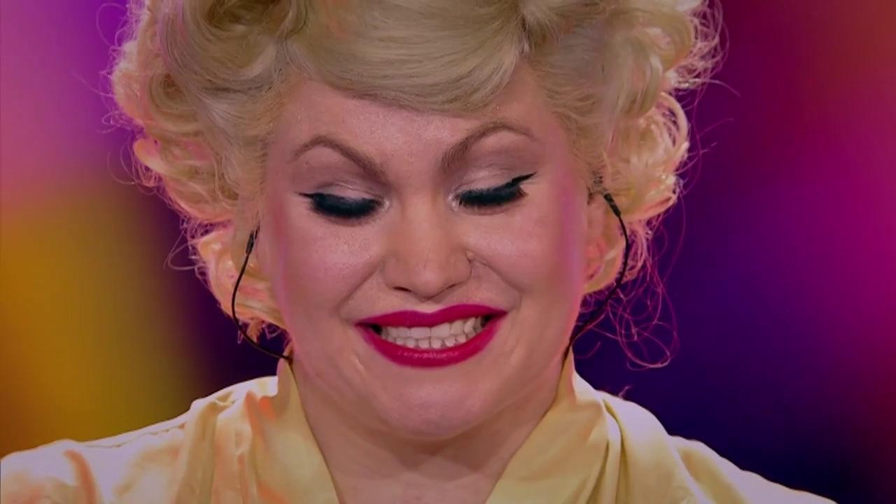 April O`Peel și-a scos costumul de găină și ne-a arătat... burlescul femeii cu forme!