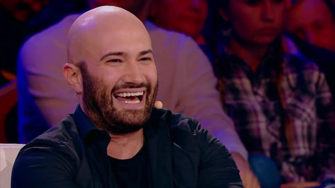 Ce face un v&acirc;nzător de roșii c&acirc;nd &icirc;și culcă copiii, dar și ce face un cocoș responsabil!