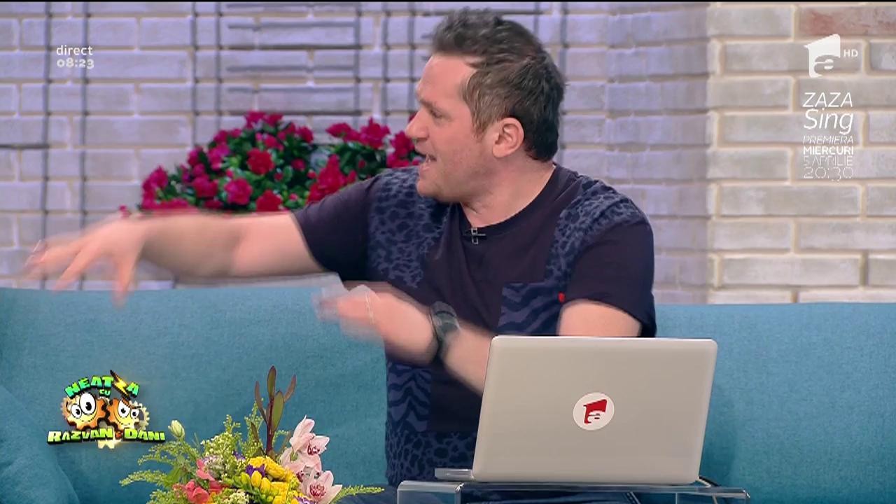 Smiley News: Donald Trump uită să semneze niște acte