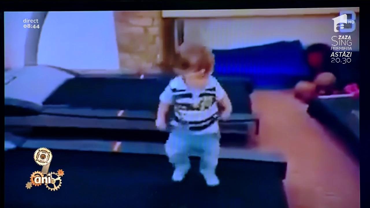 Smiley News: Un bebeluș, colegul de sală al lui Cătălin Oprișan, un adevărat maestru la mersul pe bandă