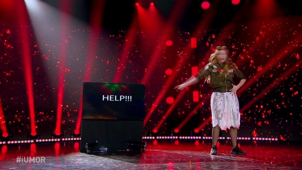 Lana i-a hipnotizat pe toți cu cel mai bizar spectacol prezentat vreodată! &bdquo;Am venit să vă salvez...&rdquo;