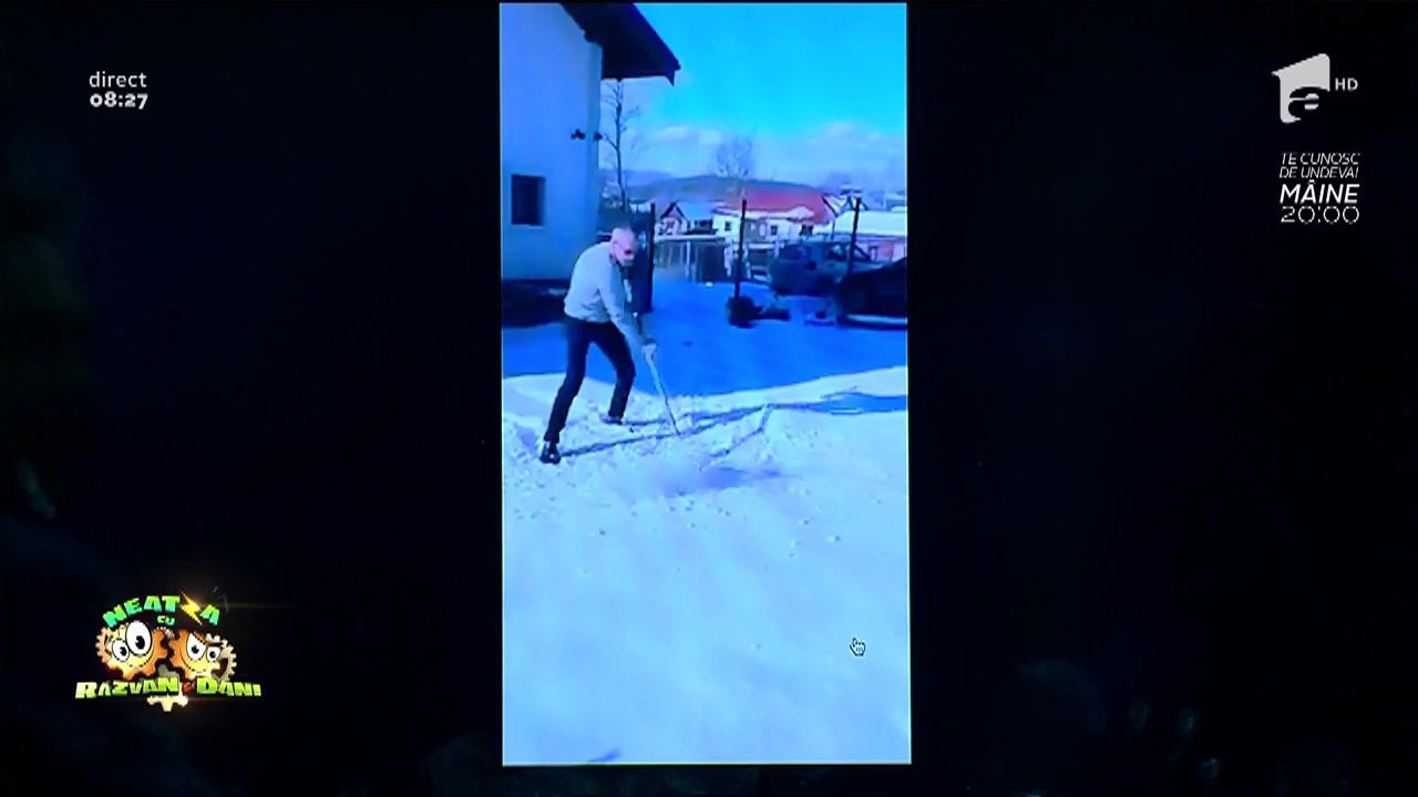 Smiley News: Rom&acirc;nul care cosește zăpadă!