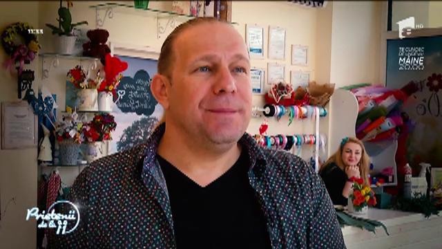 Meserie pentru o zi! Vali Crăciunescu se lasă de c&acirc;ntat ca să v&acirc;ndă flori