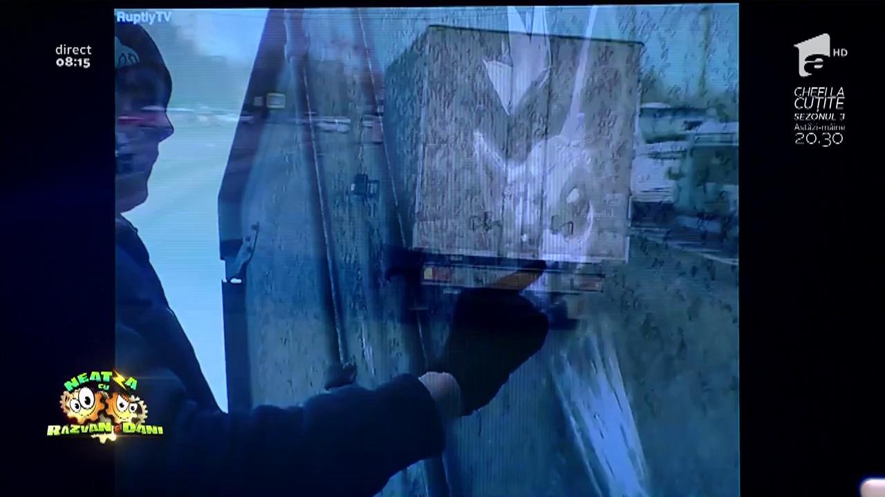 Smiley News. Un rus a transformat maşinile pline de praf &icirc;n opere de artă