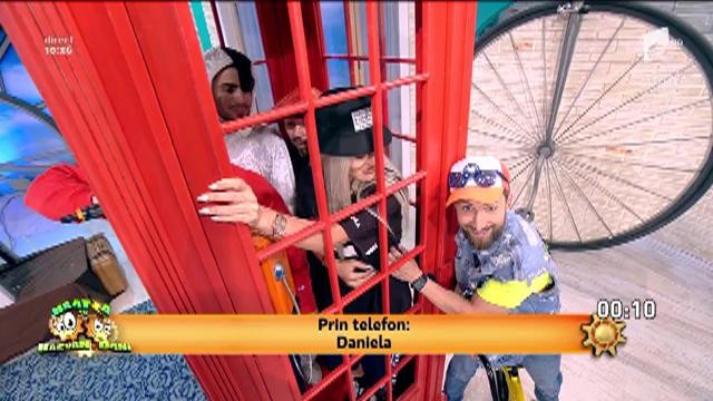 R&acirc;zi cu lacrimi! Delia și Macanache, &icirc;nghesuiți &icirc;ntr-o cabină telefonică