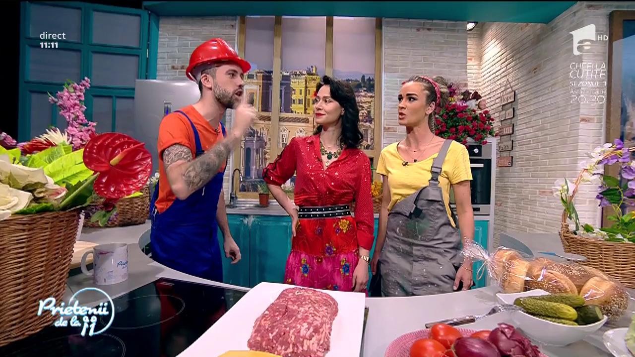 Andreea Moldovan găteşte o "Burger", un preparat delicios cu br&acirc;nză, castraveți murați, roșii, salată, ceapă și carne tocată