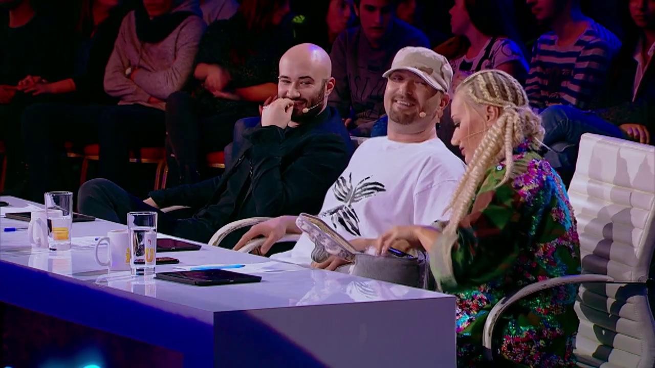 Cheloo și Delia fac schimb de locuri, la masa juraților. Artista se simte marginalizată pe noul său scaun