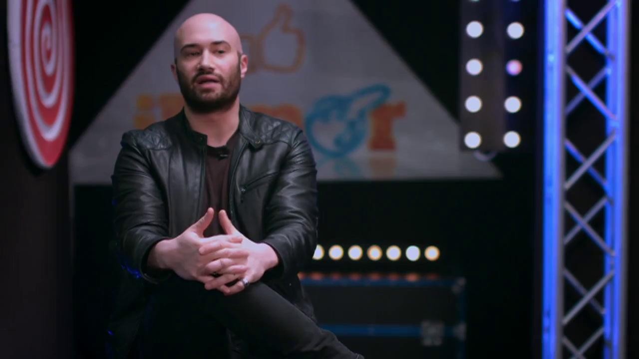 Mihai Bendeac, &icirc;ncălțat cu un pantof de un fel și celălalt de alt fel