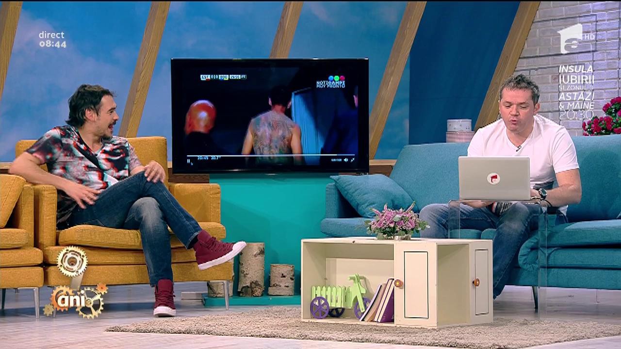 Smiley News: Nelson Vivas &icirc;l copiază pe Marius Şumudică! Şi-a rupt cămaşa de pe el