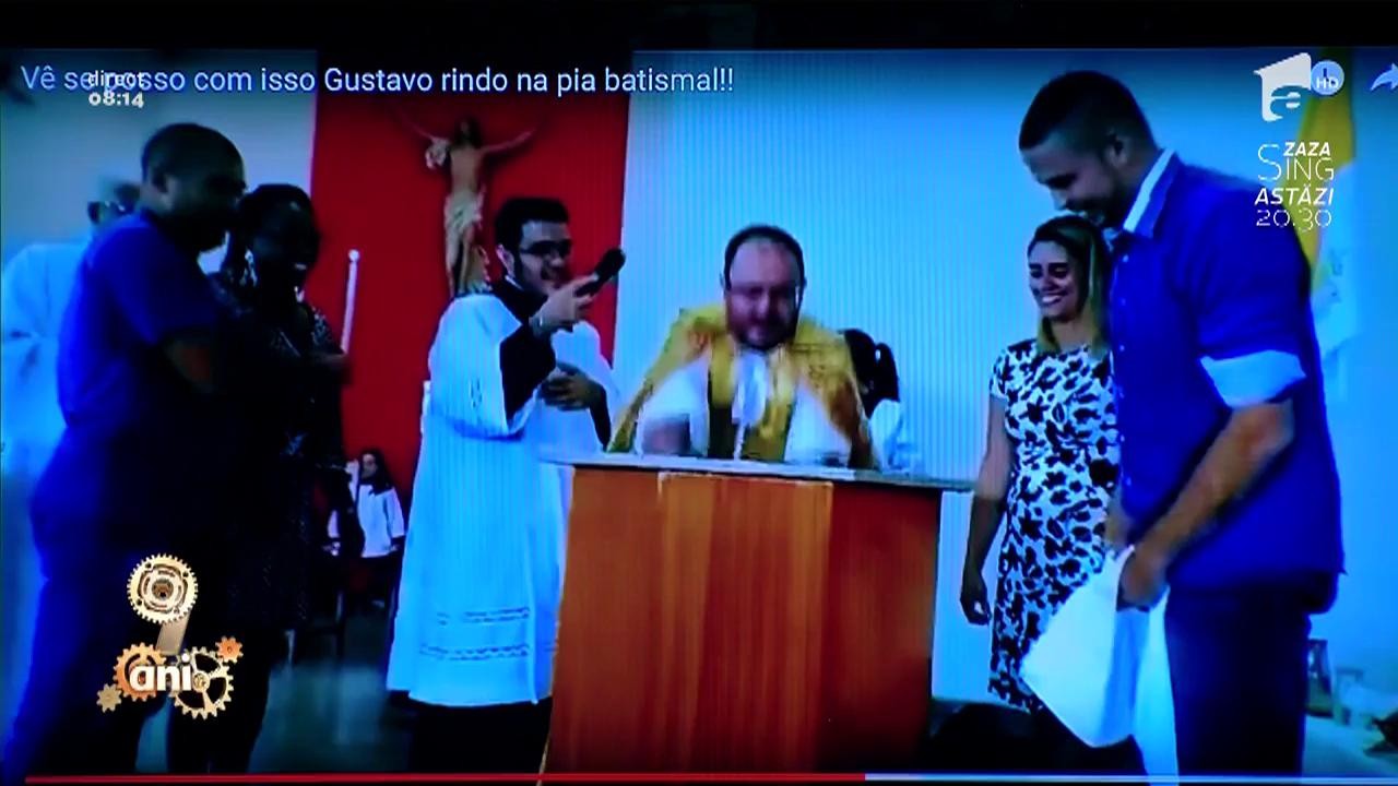 Nu toți copilașii plâng, la botez! Un bebe aplaudă după ce este băgat în cristelniţă. Fericirea se citește pe fața lui, încă de la început