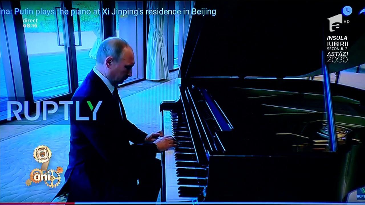 Smiley News: C&acirc;te talente! Vladimir Putin c&acirc;ntă la pian