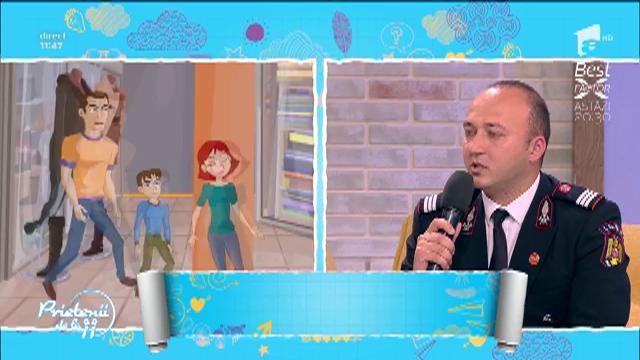 &Icirc;n timpul unui cutremur, elevii se protejează sub bănci, iar profesorul deschide ușa ca să nu răm&acirc;nă blocată