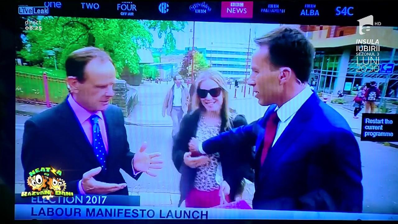Smiley News: Ce reacție! T&acirc;nără atinsă pe s&acirc;n de un reporter aflat &icirc;n direct!