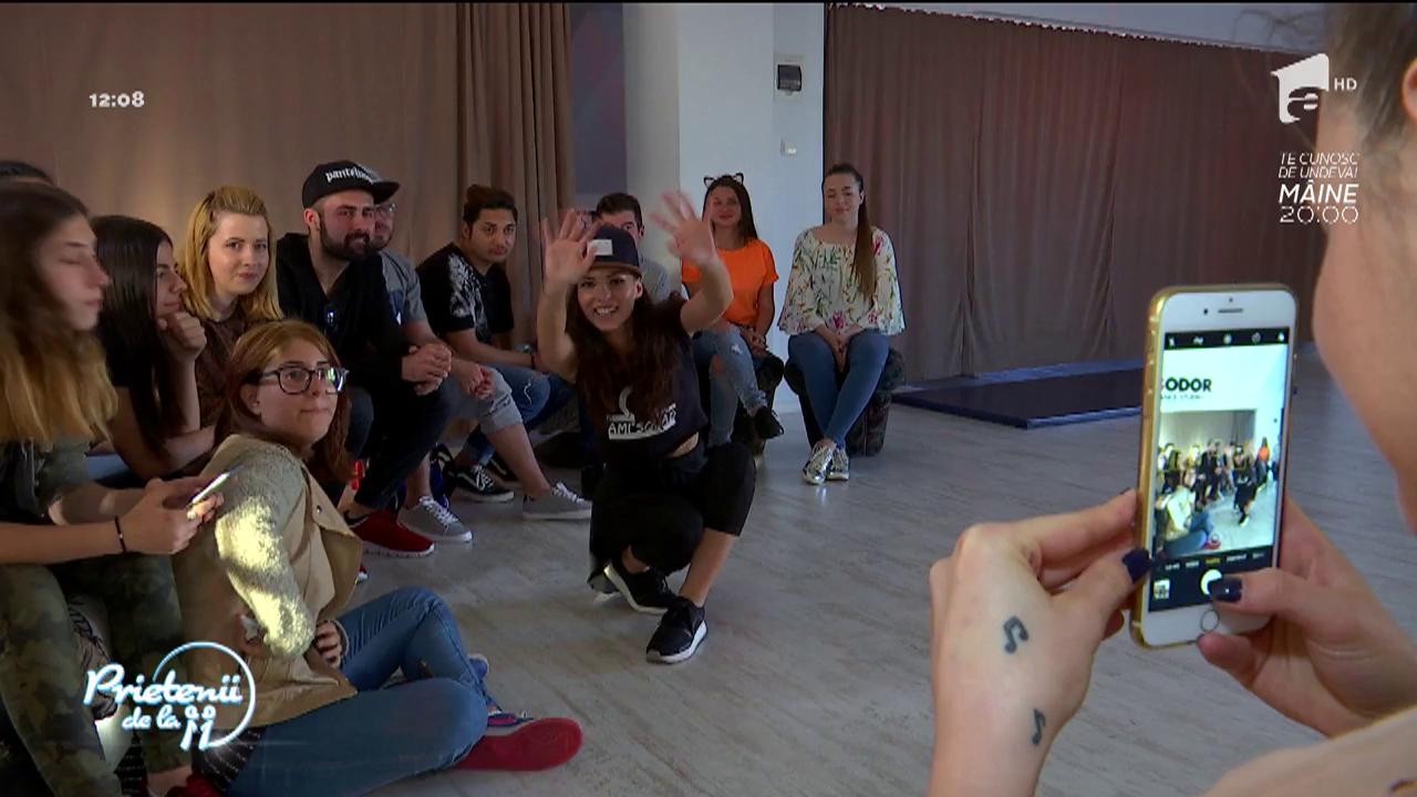C&acirc;ntăreaţa Ami s-a &icirc;nt&acirc;lnit cu fanii &icirc;n sala de dans