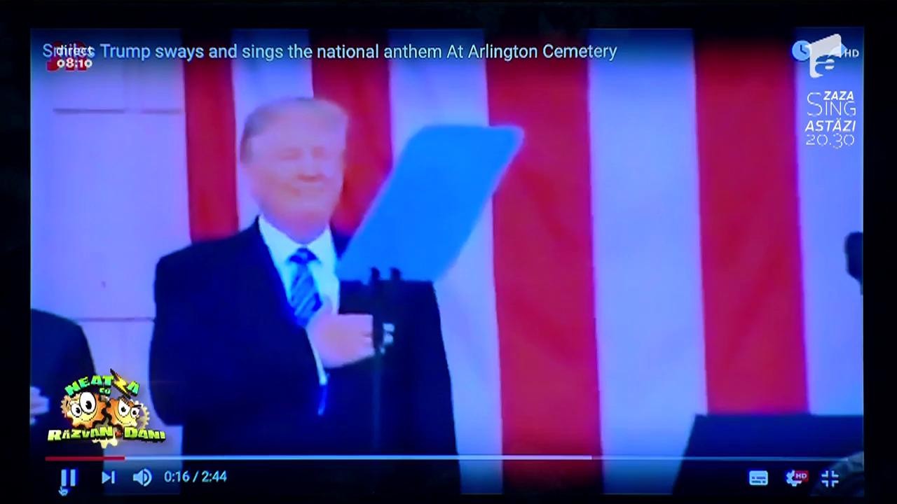 Smiley News: Ce face Donald Trump c&acirc;nd aude imnul eroilor? Ține ritmul cu bătăi ușoare cu m&acirc;nă poziționată la inimă!