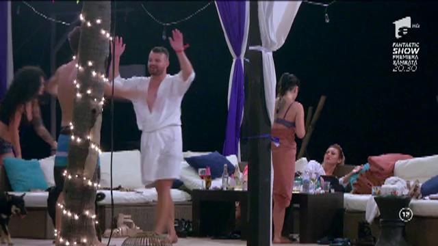 Anuryh şi Robert, din ce &icirc;n ce mai apropiaţi! Ispita face paşi mici, dar siguri: "Am visat că m-ai săturat"