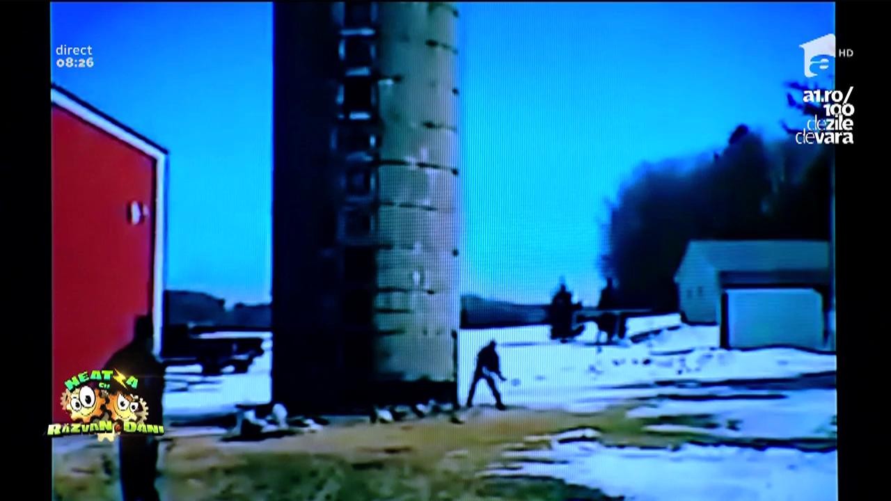 Smiley News: Dorel cel dibaci doboară un castel de apă