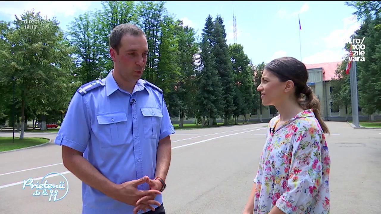 Maiorul Mihaiu Robert Constantin, ofiţer al Jandarmeriei Capitalei, un meşter popular! Jandarmul a c&acirc;ntat melodii populare rom&acirc;neşti la c&acirc;teva instrumente de suflat confecționate chiar de el