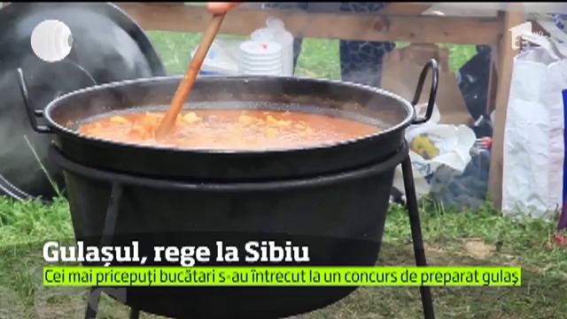 Cei mai pricepuţi bucătari s-au întrecut la un concurs de preparat gulaş, în Sibiu