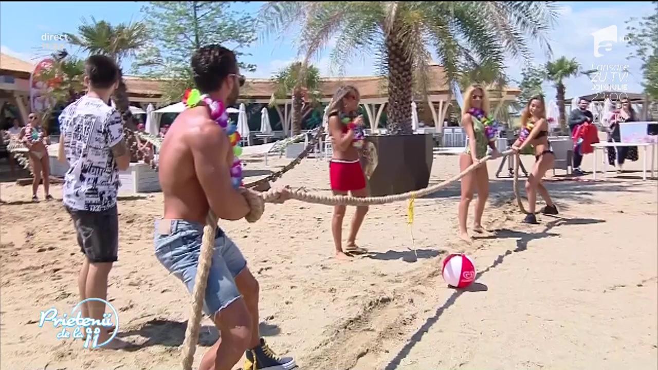 Fetelor, aveţi grijă să nu leşinaţi! Dorian Popa şi-a &icirc;ncordat muşchii la "Prietenii de la 11"