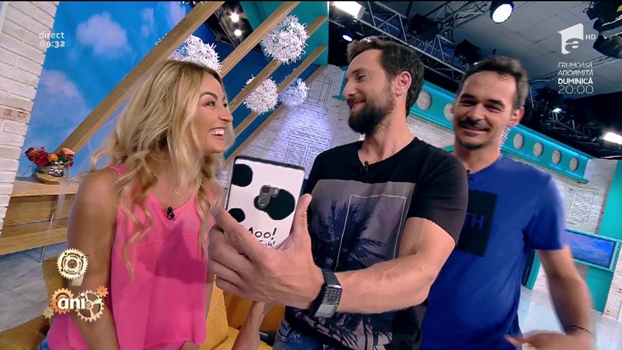 Dani Oțil are poze cu el gol &icirc;n telefon! Flavia, pusă pe glume: &rdquo;Dar de ce ori c&acirc;t aș da zoom, tot nu văd nimic!&rdquo;