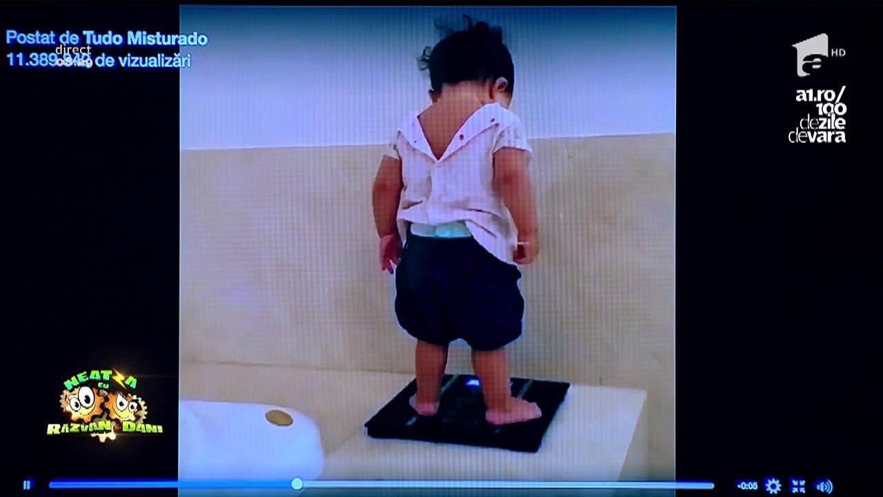 Smiley News. Zici că-i Flavia c&acirc;nd era mică! Fetița din imagini face un gest neașteptat