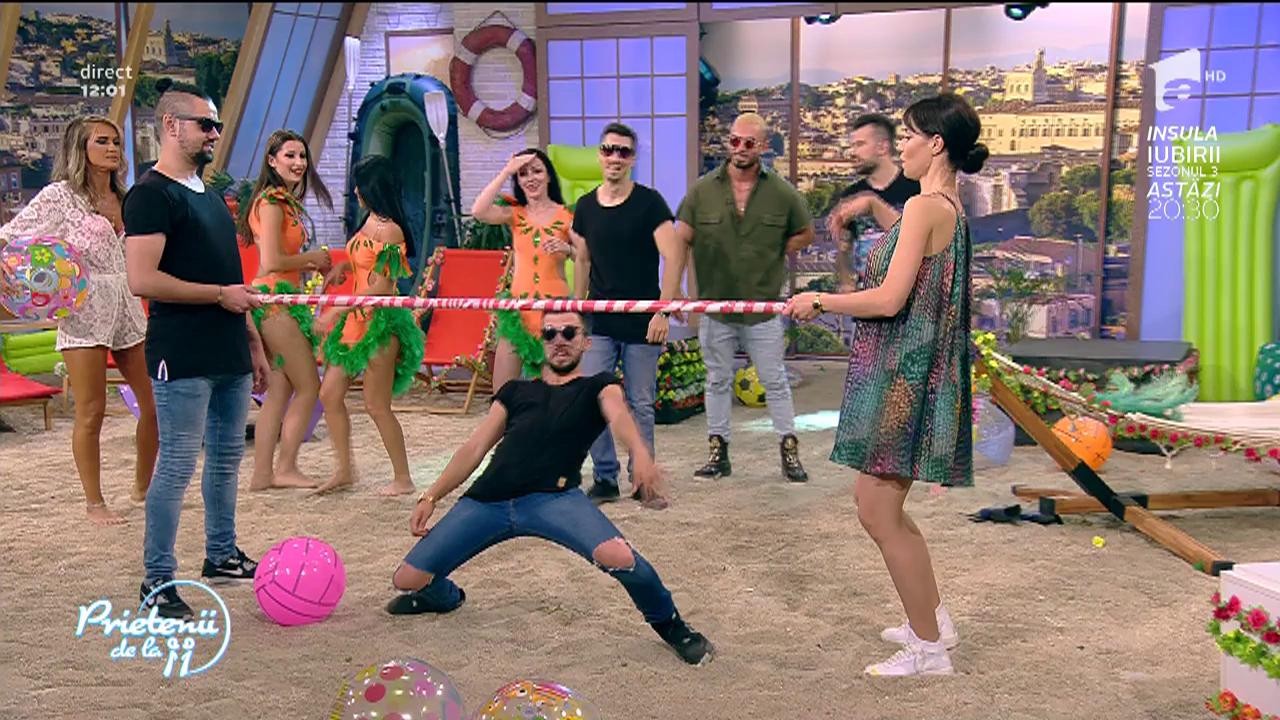 Concurs de dans limbo. Fetele și băieții se &icirc;ntrec &icirc;n pași de dans