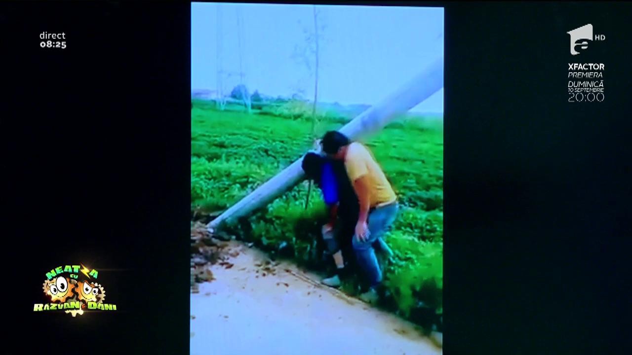 Smiley News. Cum se ridică la vertical un st&acirc;lp de electricitate &icirc;n China? Cu umărul!