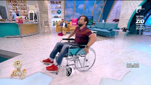 Concurs! Ianna Novac, &icirc;nghesuită &icirc;ntr-o cabină telefonică. Magda a c&acirc;știgat un ghiozdan