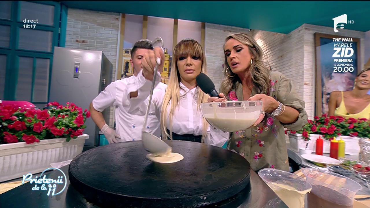 Andreea Antonescu, la cratiță! Sub atenta supraveghere a lui Florin Ristei, artista face clătite