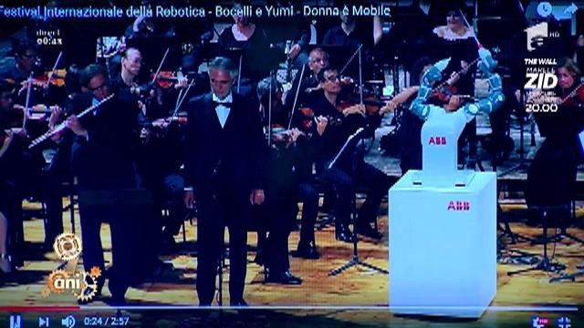 Smiley News. Andrea Bocelli c&acirc;ntă alături de un dirijor robot