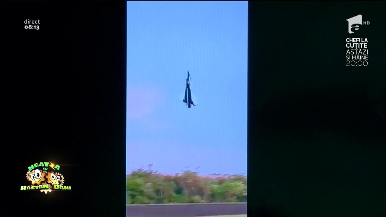 Smiley News. Acrobaţii spectaculoase cu un avion cu telecomandă