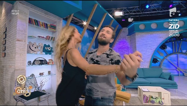 Z&acirc;mbete și priviri tandre! Dani și Flavia au &icirc;nvățat dansul mirilor